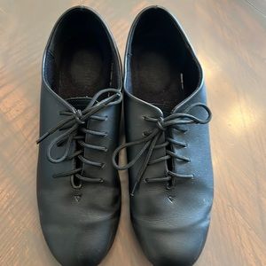Tap shoes. Women 9 1/2.  Used to see if I liked tap dancing.  Beginning tap.